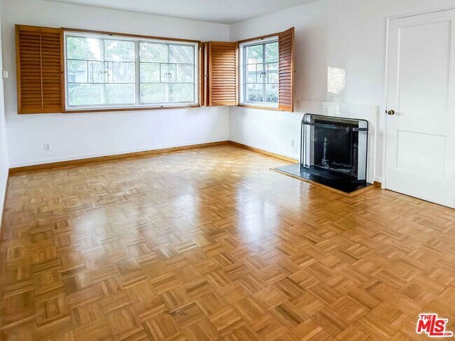 Photo - 5243 Village Green