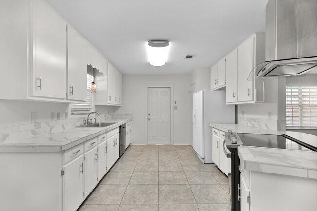 Photo - 202 Summer Ln