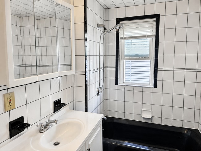 15 Oakland Ave Unidad 3 – Three-Bedroom Apartment