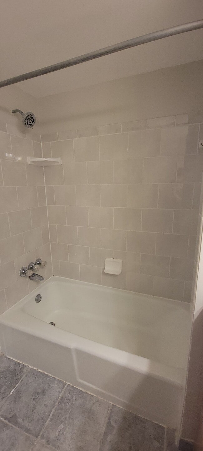 Bathtub/Shower - 2606 Indian Dr Unit 1B