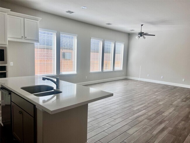 Photo - 288 Mallorn Ln