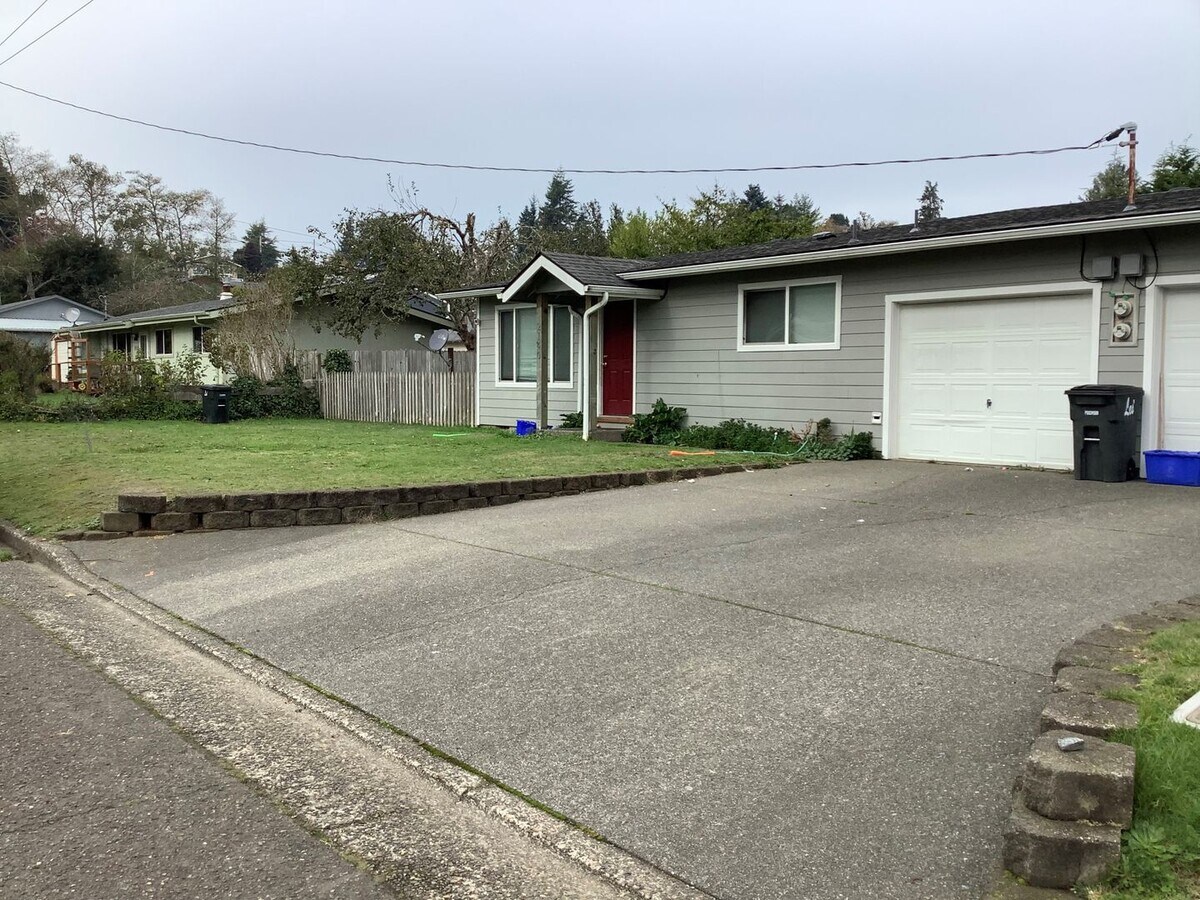 0403 Lewis Duplex Apartment Unit 2140 North Bend, OR