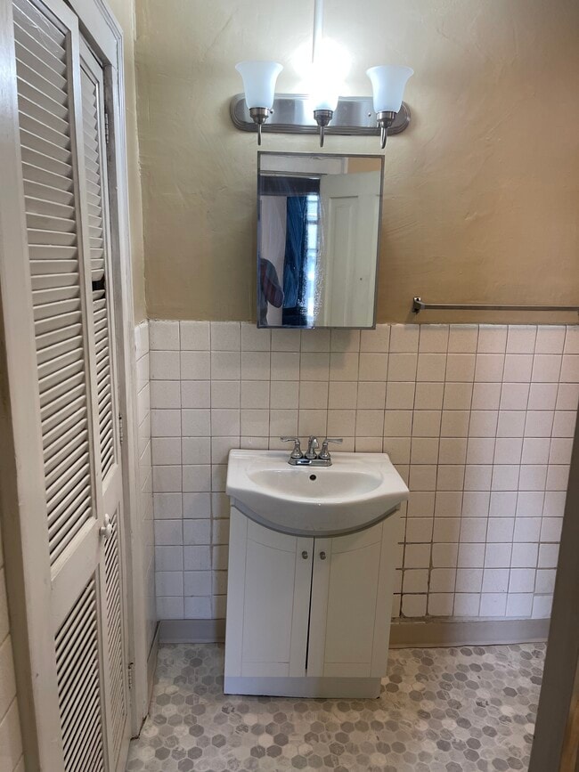 Photo - 200 E Elm St Unit Apt.2