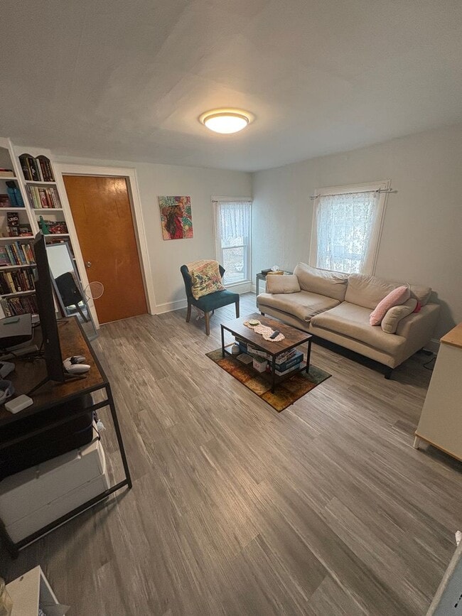 Building Photo - 15 High St Unit 15 High Apt 2