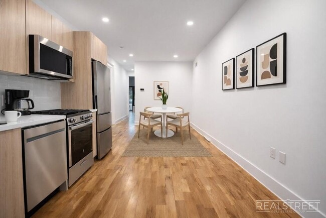 Photo - 3BR/2.5BA Duplex with In-Unit Washer/Dryer Unit 1