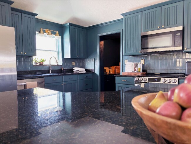 Photo - 405 North Blvd W