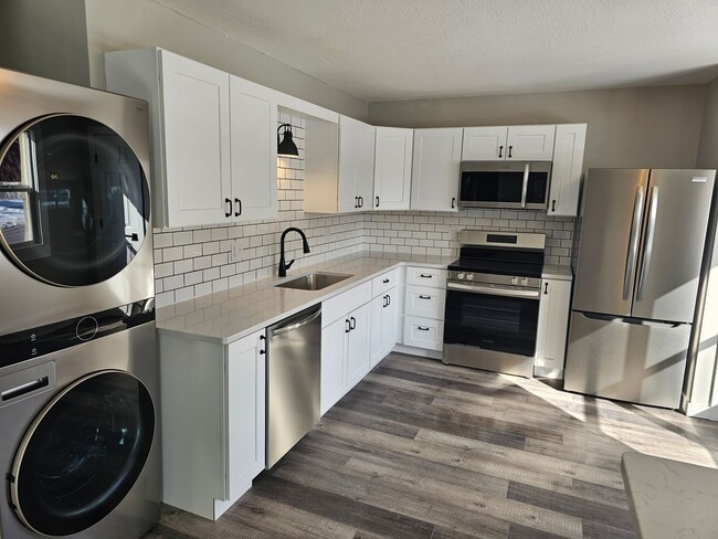 Building Photo - Like new large 2 bedroom apt coming available! Unit Loft #3