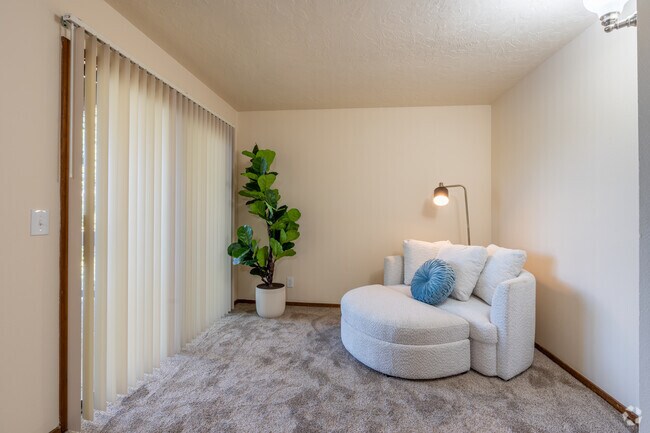 1BR, 1BA - 910SF - Living Room