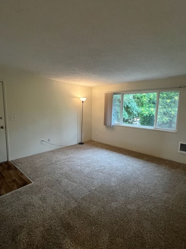 Photo - Welcome home to Sunset Villa in charming Canby! Offering 1 Month Free! Brand New Washer & Dryer! Unidad 376