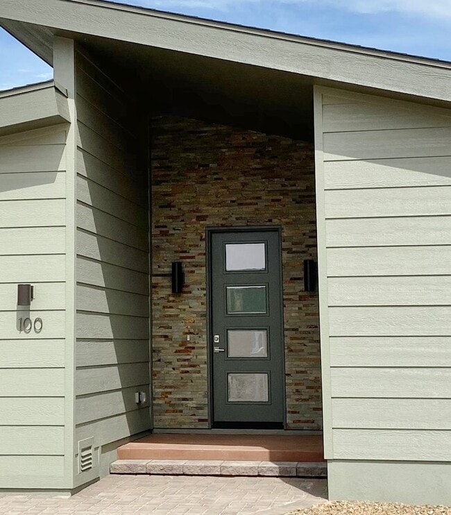 Photo - 100 W Hummingbird Ln