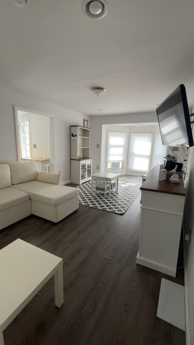 Building Photo - 10 Ells St Unit 1