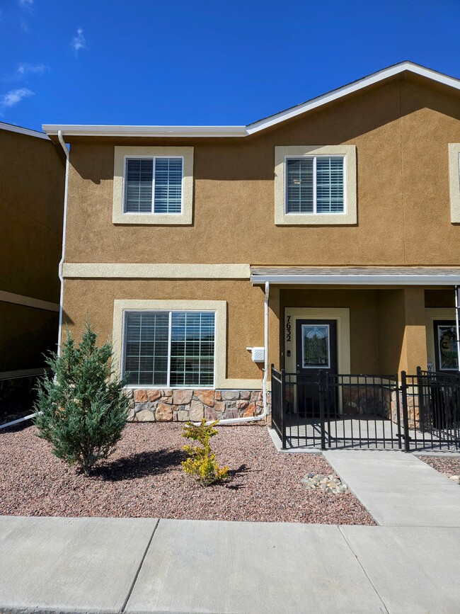Building Photo - 7632 Spruce Pne Grv Rental