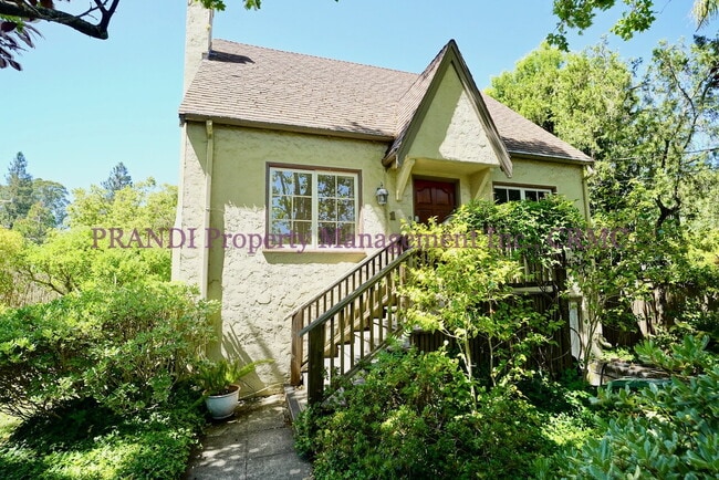 Building Photo - Tudor Style Home Just Steps from Memorial ...
