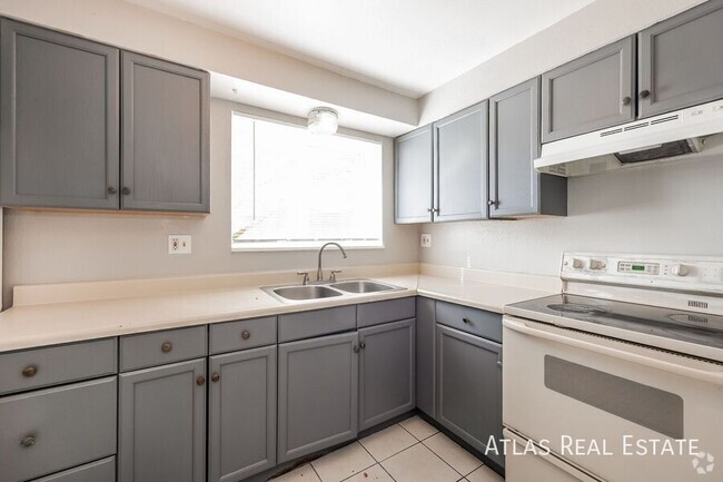 Building Photo - Beautiful Updated 3 Bedroom!! Unit 2 Rental