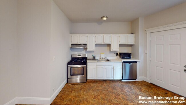 Building Photo - 692 Columbia Rd Unit #1R Rental