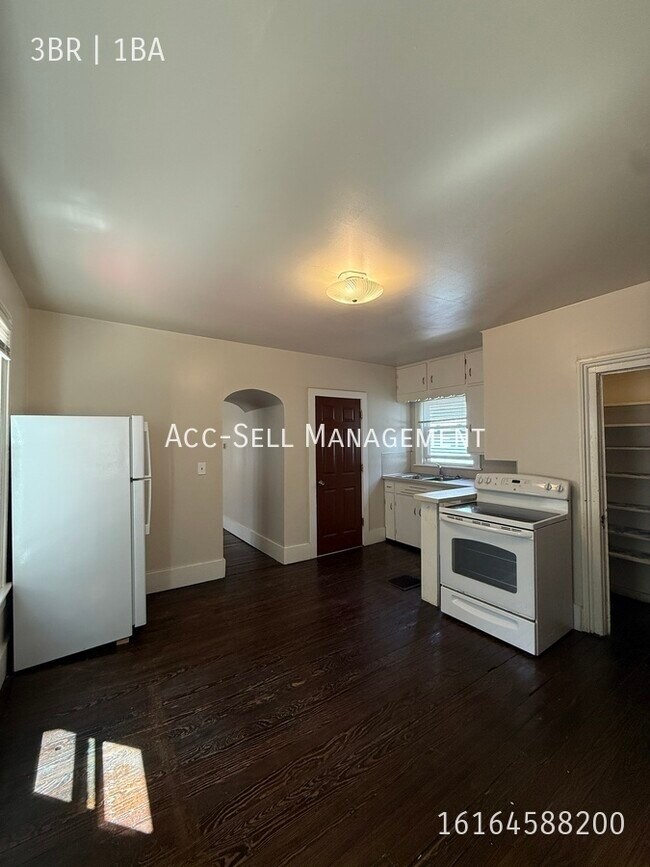 Photo - 901 Zeeland Ct NE