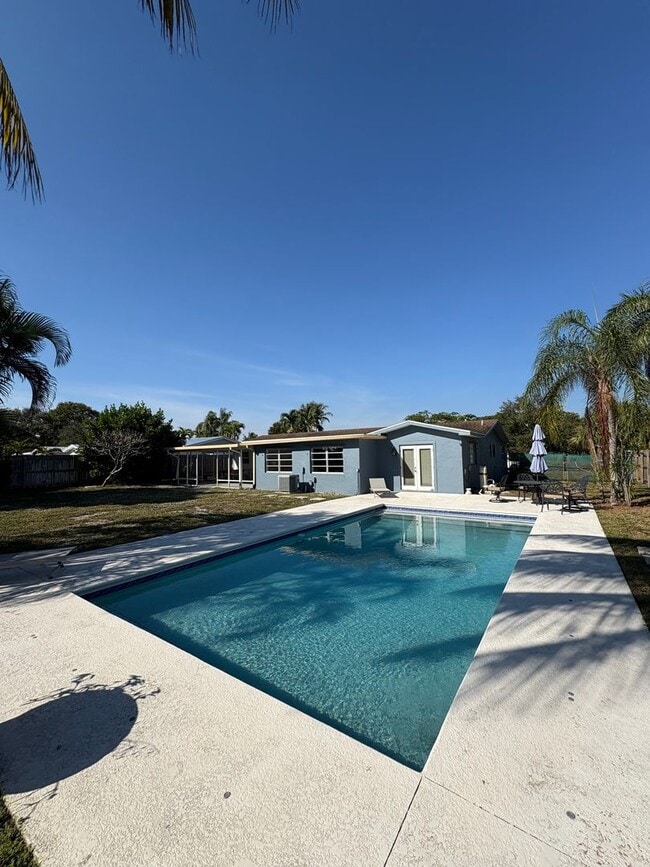 3/2 Pool & Patio home in Stuart! Pool / Lawn care included! - 3/2 Pool & Patio home in Stuart! Pool / Lawn care included!