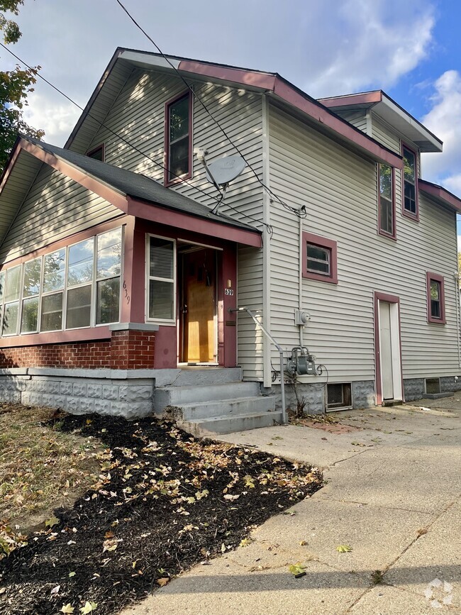 Building Photo - 639 Watkins St SE Rental