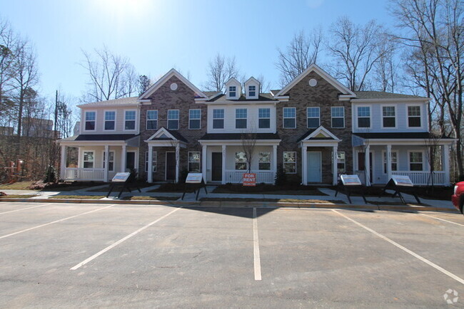 Building Photo - 2BD Townhome minutes from Downtown Pinevil...