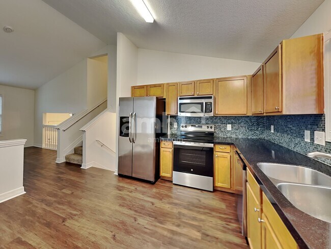 Photo - 2083 Shetland St