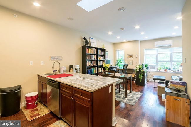 Photo - 4633 Walnut St