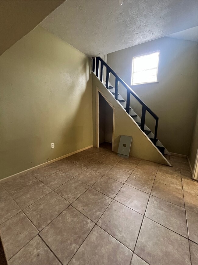 Building Photo - 7933 Brays St Unit B