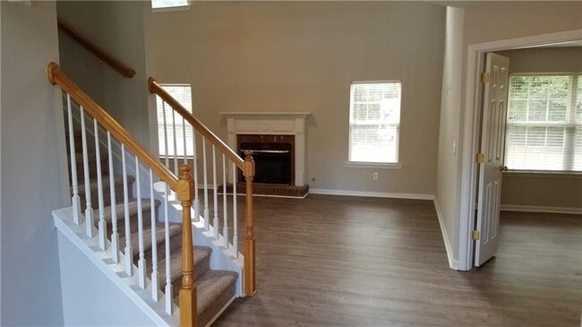 Photo - 3652 Roxfield Dr NE