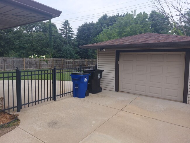 Photo - 3 Bedroom 2 1/2 bath brick ranch with fenc... House