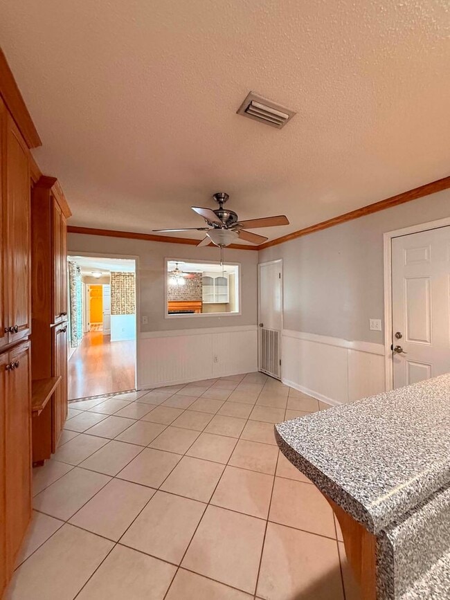 Photo - 300 E Kingswood Dr