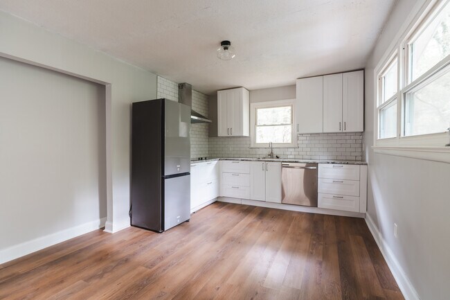 Photo - 121 W Victoria Rd