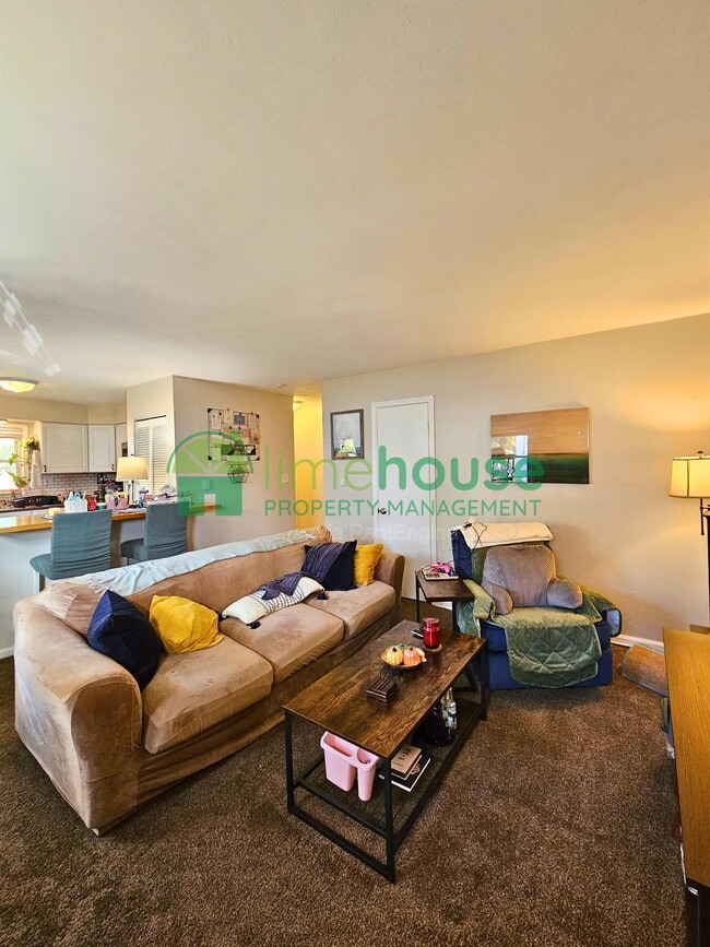 Photo - 840 W 43rd St
