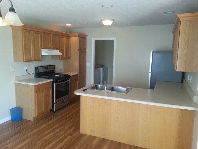 Building Photo - 3-bed home available in Savoy!