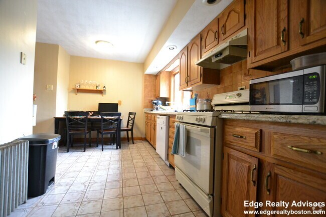 Building Photo - 82 Beechcroft St Unit 3 Rental