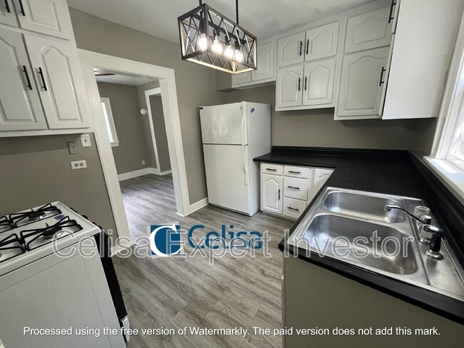 Photo - 3001 Broadway