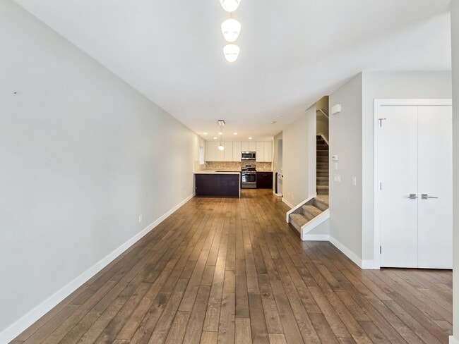 Photo - 61-30 30 Ave SW