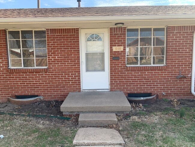 Building Photo - $525 - 1 bedroom/ 1 bathroom - Cozy fourplex Unit 648 Rental
