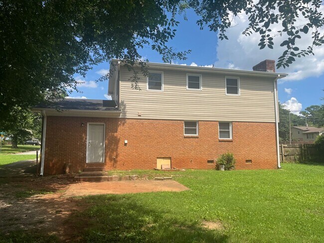 Photo - Stunning Newly Remodeled 4BR/2BA Home in Huntsville – Pet Friendly!