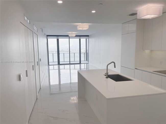 Building Photo - 700 NE 24th St Unit 4706 Rental