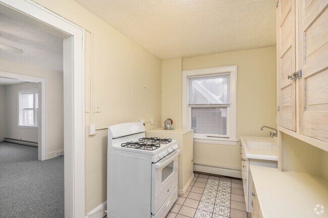 2BR,1BA - 1050SF - Kitchen - 1084 Jefferson Ave