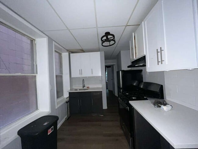 Building Photo - 104 Romaine Ave Unit 4