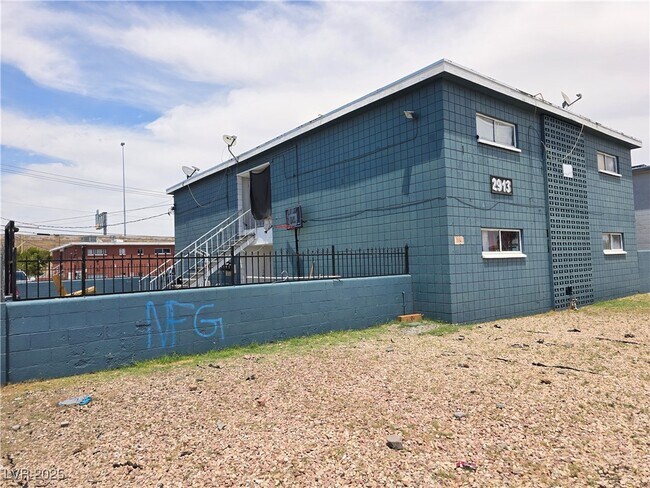 Building Photo - 2913 Stewart Ave Unit 3 Rental