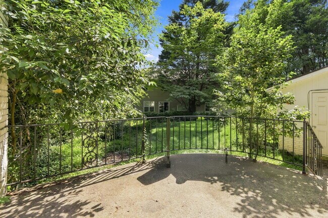Plaza Midwood/Noda Duplex Property