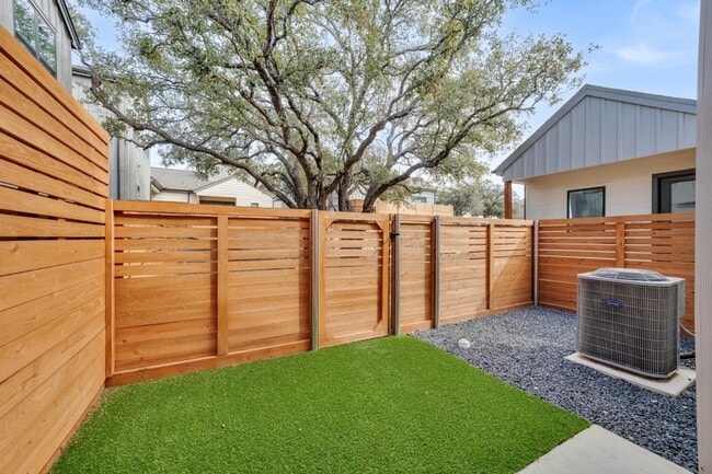 Building Photo - 1601 Mustang Dr