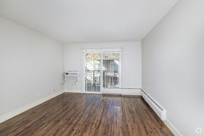 1BR, 1BA - 675SF - Living Room