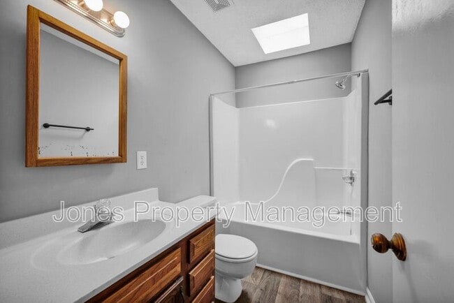 2704 White Oak Ln