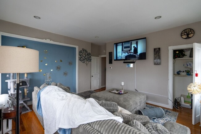 Photo - Melrose section 1 bed very spacious Unit 1601 Jackson 3rd Fl