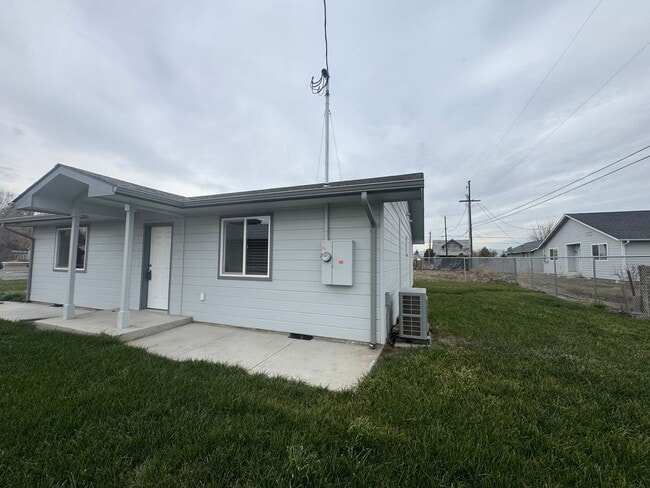 Photo - 2005 Ledwich Ave