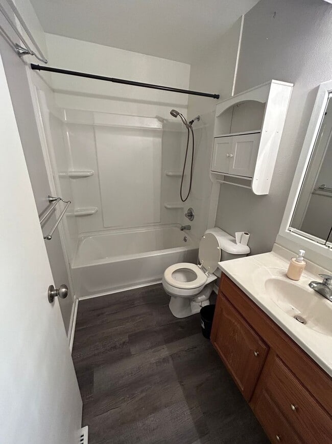 Photo - 3 Bedroom 1 3/4 Bathroom In Norwalk