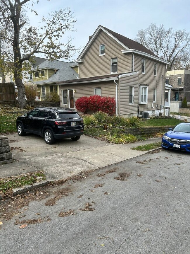 Building Photo - 1719 William Howard Taft Rd Unit 1719-2