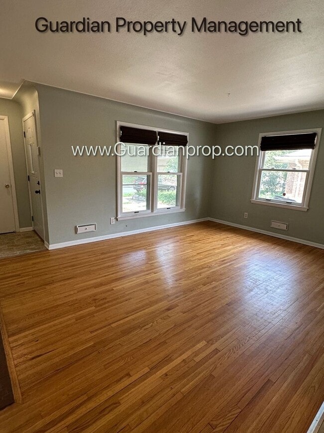 Building Photo - Crosstown Side By Side, Washer/Dryer In Unit, 1 Garage Space, Hardwood Floors, Dishwasher